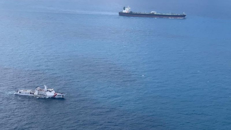Kapal tanker minyak berbendera Iran, MT Horse, dikawal menuju Batam, hari Selasa (26/01). Kapal ini disita setelah diduga melakukan tindakan ilegal di perairan Indonesia. (FOTO: Reuters)