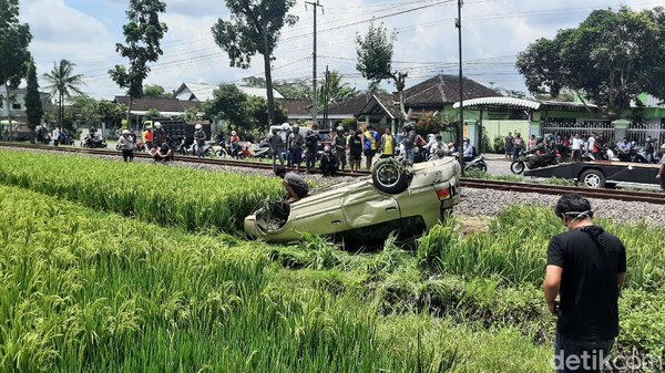 Kondisi mobil usai tertabrak kereta api (Foto: Muhammad Aminudin)