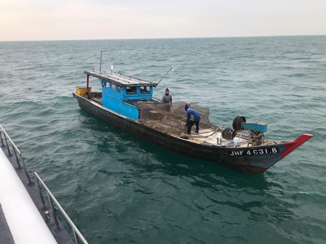 Kapal Ikan Asing (KIA) yang diduga melakukan aktivitas ilegal fishing di perairan Kepri. Foto: Istimewa