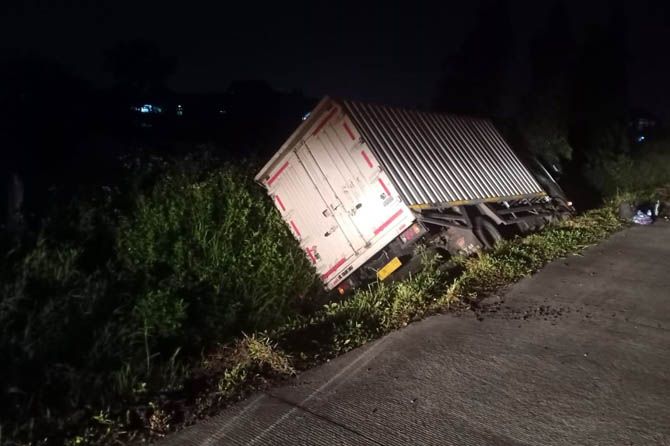 Kondisi truk tronton saat nyemplung parit di tol Gempol-Pandaan, Sabtu malam. Foto: Radarbromo.jawapos.com