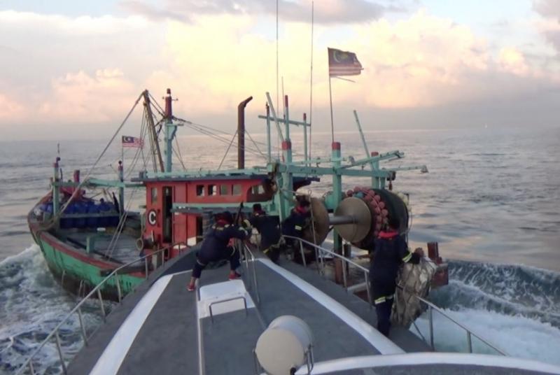 Kapal pengawas perikanan menangkap sebuah kapal nelayan berbendera Malaysia yang masuk ke Wilayah Pengelolaan Perikanan Negara Republik Indonesia (WPP-NRI) 571 Selat Malaka. 