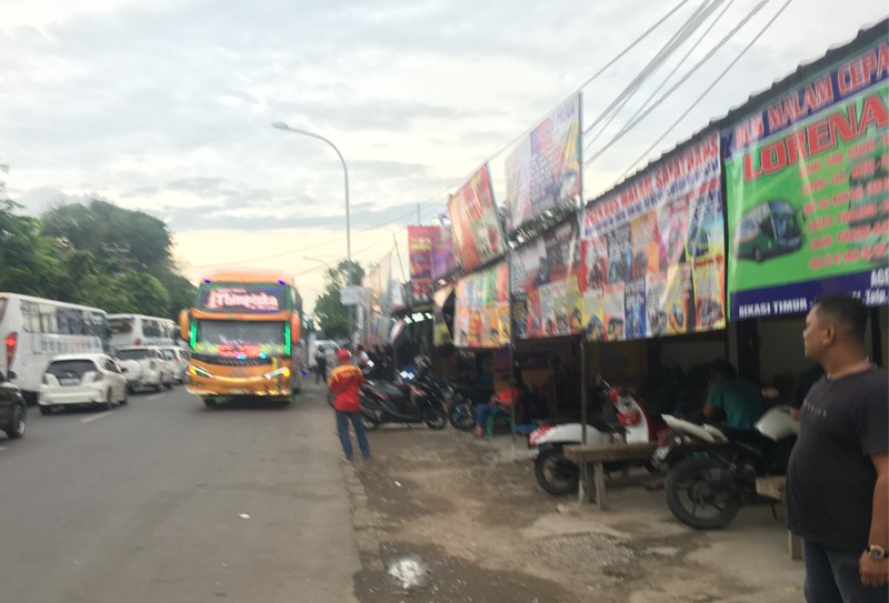 Agen tiket resmi di Bulak Kapal, Bekasi Timur. Foto: BeritaTrans.com dan Aksi.id.