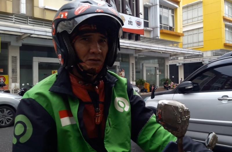 Ahmad 58 tahun baru saja melakukan disinfektan dan verifikasi akun driver di Gojek Summarecon, Bakasi.