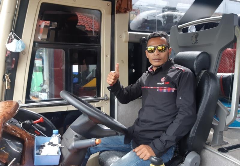 Hendi Gombres sopir bus Sumber Jaya Kawali-Bakasi. 