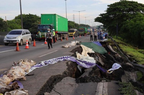 Lokasi longsor di Tol Surabaya-Gempol KM 06+200 jalur A (arah Gempol). (Foto:ANTARA /HO Jasamarga/A.M)