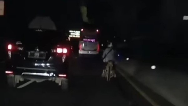 Penampakan motor masuk Tol Jakarta-Cikampek, Cibitung. (Screenshot Video)