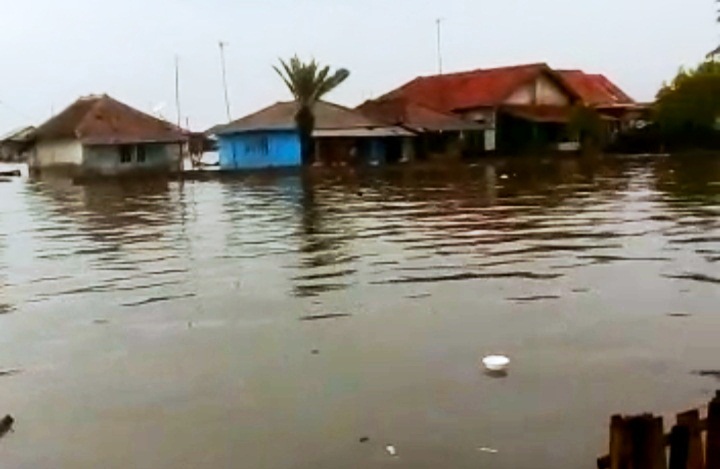 Banjir rob seringkali melanda permukiman penduduk di Desa Eretan Wetan, Kecamatan Kandanghaur, Indramayu, Jawa Barat. (Ist.)