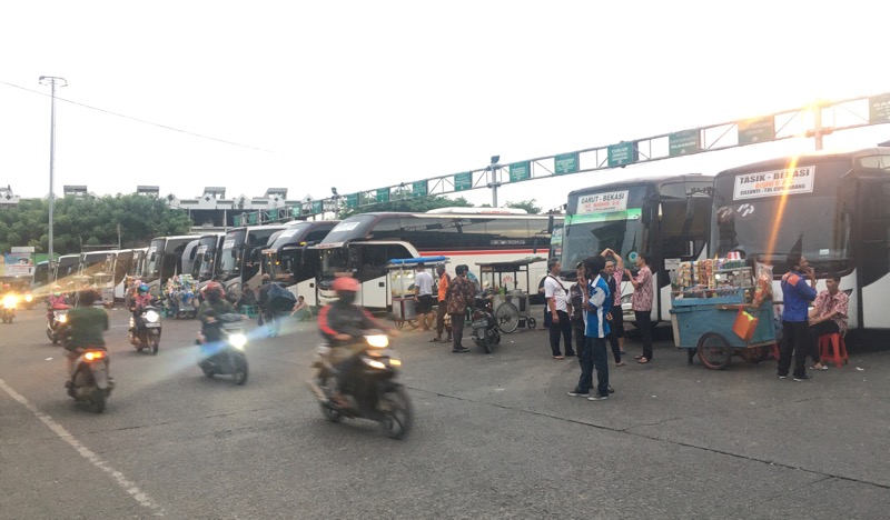 Bus terparkir di area keberangkatan di Terminal Bekasi, Rabu (27/1/2021) sore. Foto: BeritaTrans.com dan Aksi.id.