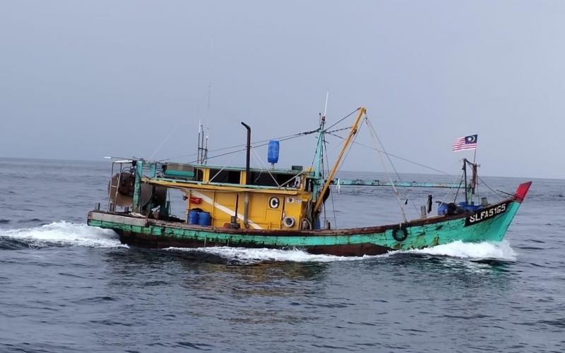 Kapal nelayan asing berbendera Malaysia.
