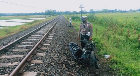 Perempuan di Banyuwangi nyaris terlindas kereta api setelah jatuh di tengah rel. (Foto: Suaraindonesia)