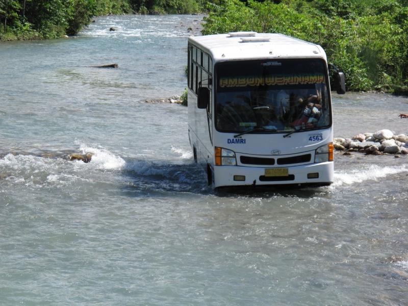 Bus DAMRI layani warga di wilayah terpencil.(foto:humasdamri)