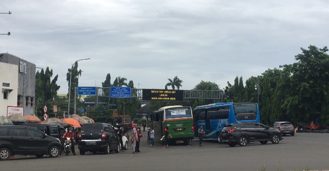 Bus berderet menunggu penumpang di Depan Gerbang Tol Bekasi Timur, Rabu (27/1/2021). Foto: BeritaTrans.com dan Aksi.id.