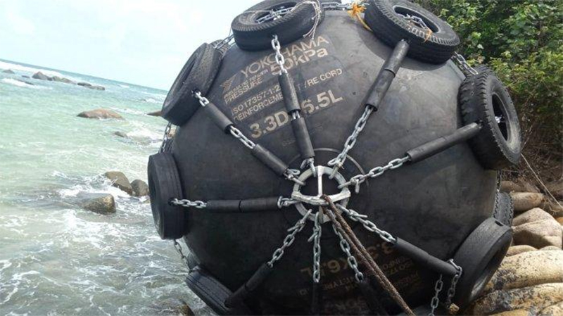 sebuah bola raksasa warna hitam dengan diameter sekitar 3 meter ditemukan warga terdampar di tepi pantai. (foto:istimewa/tribunbatam.id)