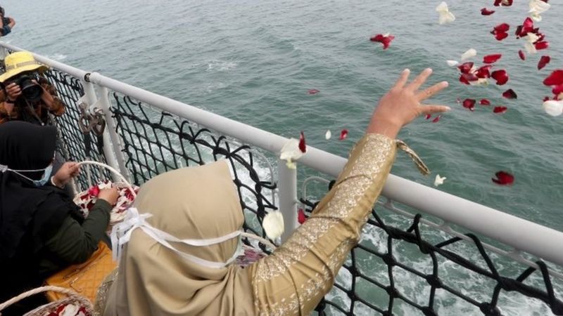 Tabur bunga oleh keluarga korban Sriwijaya Air pada 22 Januari lalu di titik terakhir pesawat itu dideteksi. (FOTO:EPA)