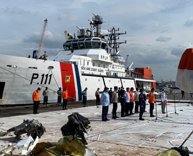 Kapal KPLP saat turut melakukan aksi penyelamatan jatuhnya Sriwijaya Air SJ 182
