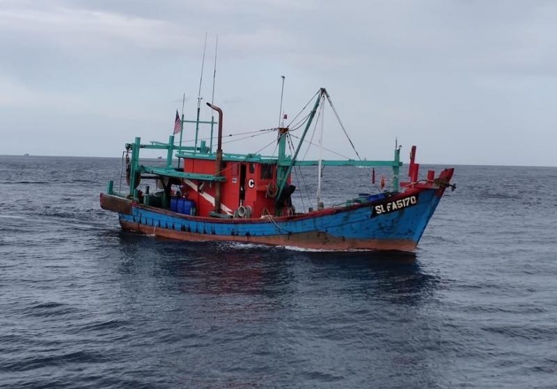 Kapal nelayan berbendera Malaysia yang melakukan Illegal Fishing di perairan Indonesia wilayah Selat Malaka.