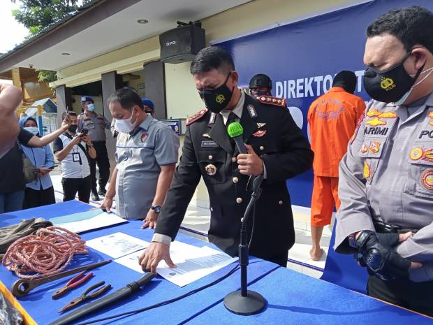 Direktur Polisi Air Polda Riau Kombes Eko saat merilis kasus perompakan kapal asing di perairan Riau, Rabu (27/1/2021). Foto: iNews/Banda Harudin Tanjung