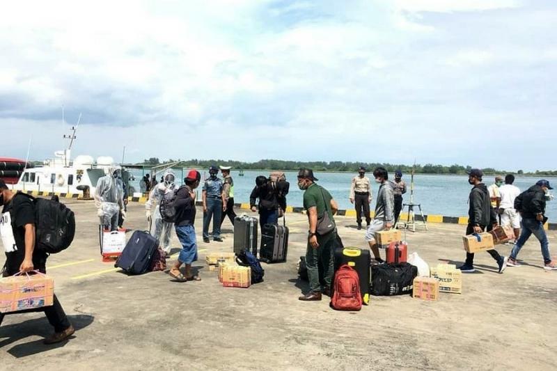Belasan ABK WNI turun di Pelabuhan Benoa, Jumat (29/1/2021). (BP/Istimewa)