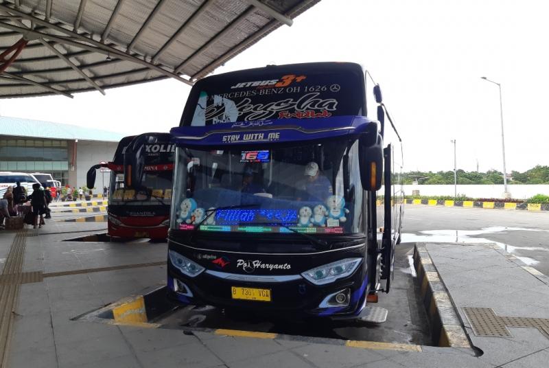 Bus PO Haryanto dengan nama Keysha sedang menaikkan penumpang di Terminal Pulo Gebang, Jakarta Timur. 