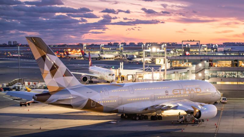 Etihad Airways memiliki dua penerbangan ke London yang dijadwalkan pada hari Jumat. Foto: Vincenzo Pace / JFK Jets.com