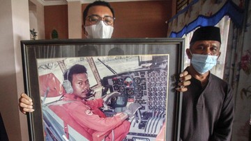 Keluarga menunjukkan foto Pilot Sriwijaya Air SJ 182 Capt Afwan di rumahnya, Cibinong, Kabupaten Bogor, Jawa Barat, Minggu (10/1/2021). (Foto: ANTARA FOTO/Yulius Satria Wijaya)