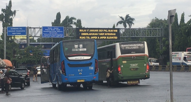 Bus Kota yang tengah menunggu penumpang di Depan Gerbang Tol Bekasi Timur, Jumat (29/1/2021) pagi. Foto: BeritaTrans.com dan Aksi.id.