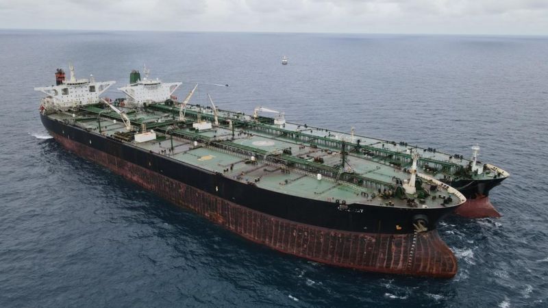 Kapal tanker berbendera Iran diduga melakukan transfer minyak secara ilegal ke kapal tanker Panama di perairan Kalimantan. Foto: BBCIndonesia.com