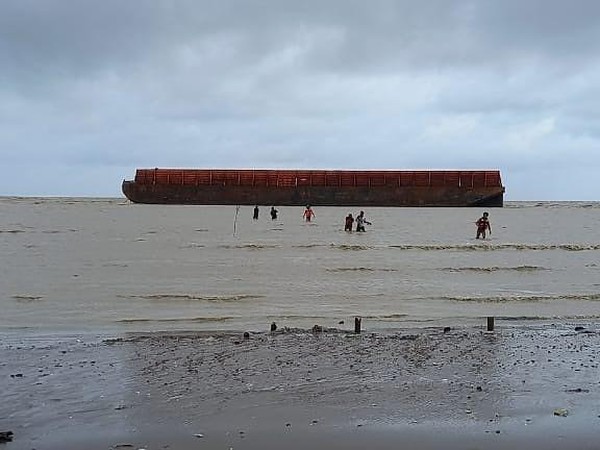 Kapal tongkang terdampar di Pantai Lorgunung, Jepara, Jumat (29/1/2021). (Foto: Istimewa)