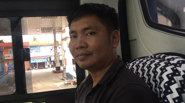 Anto (39) pengemudi bus MPM rute Bekasi-Bukittinggi, yang rela meninggalkan anak dan istri untuk mencari nafkah, Sabtu (30/1/2021). Foto: BeritaTrans.com dan Aksi.id.