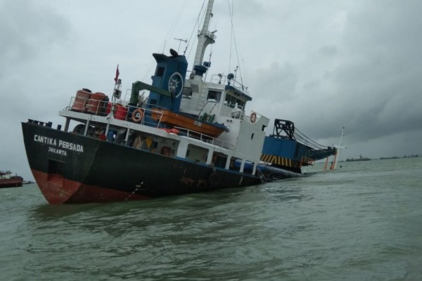 ￼Kapal Cantika Persada tenggelam di Pelabuhan PT Petrokimia Gresik. Dok Polaairud Polres Gresik