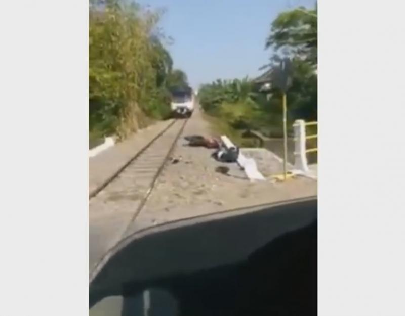 Tangkapan layar video yang menampilkan pengendara sepeda motor yang tertemplar kereta api di Sukoharjo, Jawa Tengah.(FACEBOOK)