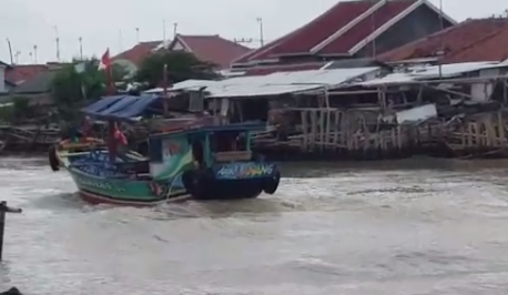 Kapal nelayan dalam perjalanan pulang ke Desa Ujunggebang sehabis memasok air minum atau air bersih kemasan galon ke kapal besar yang sandar di sekitar Pelabuhan Patimban. (Taryani)     