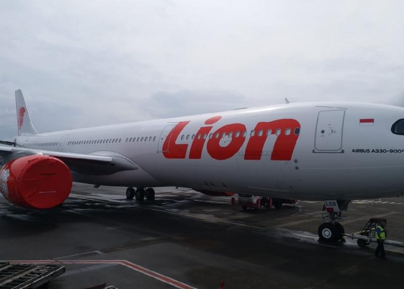Pesawat Lion Air berbody besar jenis Airbus 330-900NEO tiba di Bandara Soetta, Tangerang, Ahad (31/1/2021).