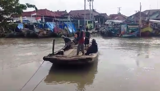 Perahu Eretan di wilayah perbatasan Kabupaten Indramayu dan Kabupaten Subang mengangkut penumpang. (Taryani)