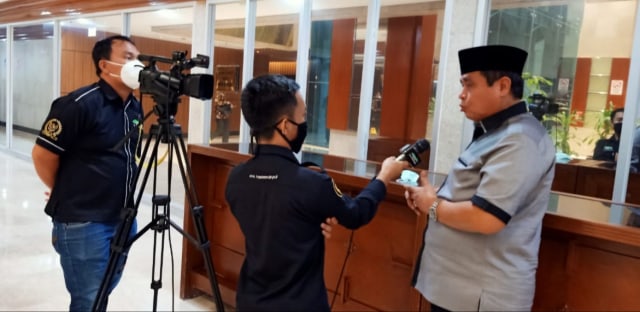 DPR RI Dapil Jambi, Hasan Basri Agus saat diwawancarai awak media. (Foto: Ist)