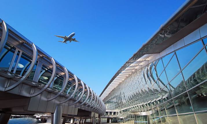Bandara Incheon memproses 11,96 juta penumpang tahun lalu, dan meninggalkan untuk kali pertama  Changi, yang  menangani 11,8 juta