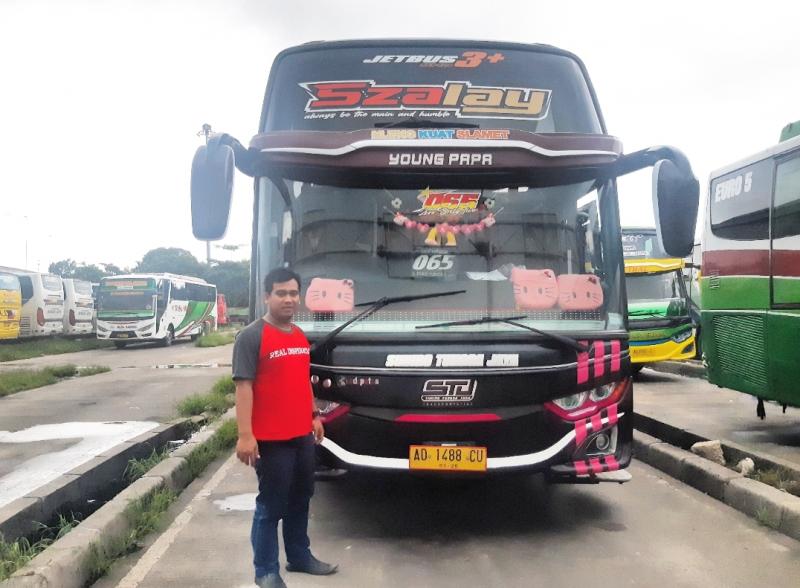Agus dengan bus Sudiro Tungga Jaya yang disopirinya, di Terminal Pulo Gebang.