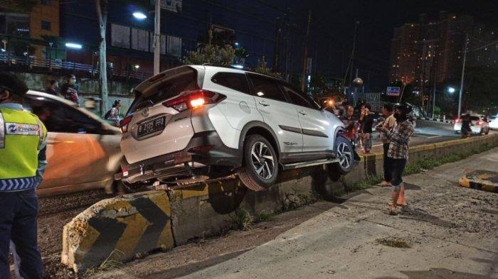 Toyota Rush tabrak separator jalan bus Transjakarta di Pademangan, Jakarta Utara, Minggu (31/1/2021). Foto: Tribunnews.com