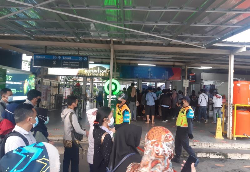 Pengguna KRL menuju masuk untuk tap tiket di pintu utara Stasiun Bekasi, Jawa Barat, Senin (1/2/2021).
