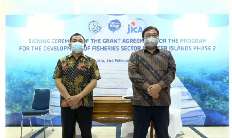 Penandatangan perjanjian hibah diwakili oleh Chief Representative JICA Indonesia Office, Mr. Ogawa Shigenori(kanan)dengan Sekretaris Jenderal KKP Antam Novambar (kiri) di Gedung Mina Bahari, Jakarta yang berlangsung secara daring, Selasa (2/2/2021). 