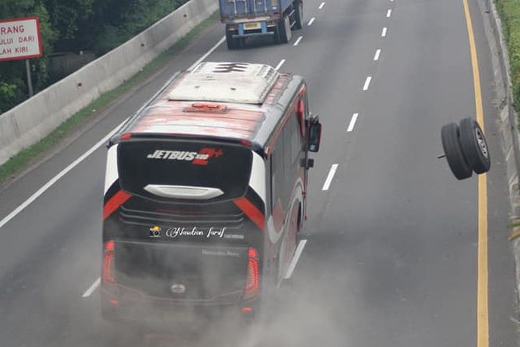 Bus patah as roda belakang. Foto: Kompas.com