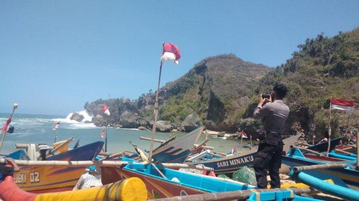 Aparat Polsek Saptosari memantau situasi di Pantai Ngrenehan, Kanigoro pada Senin (01/02/2021). Dua kapal nelayan terseret ombak, di mana satu berhasil ditemukan dalam kondisi rusak.(Ist)
