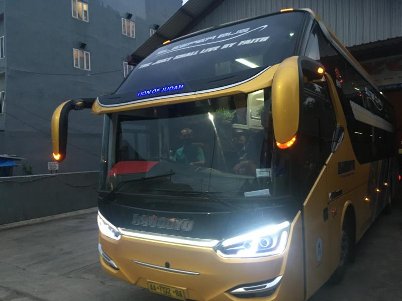 Bus Handoyo Suites Class di pool dan agen bekasi. Foto: BeritaTrans.com