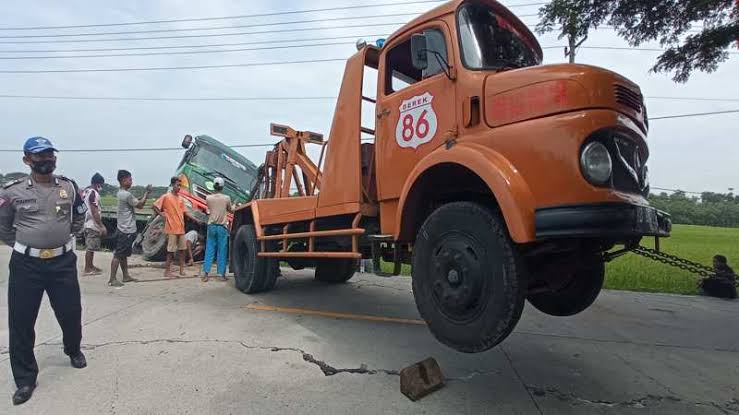 Diduga sopir ngantuk, truk kontainer nyemplung ke sawah di Sragen. Foto: Solopos.com