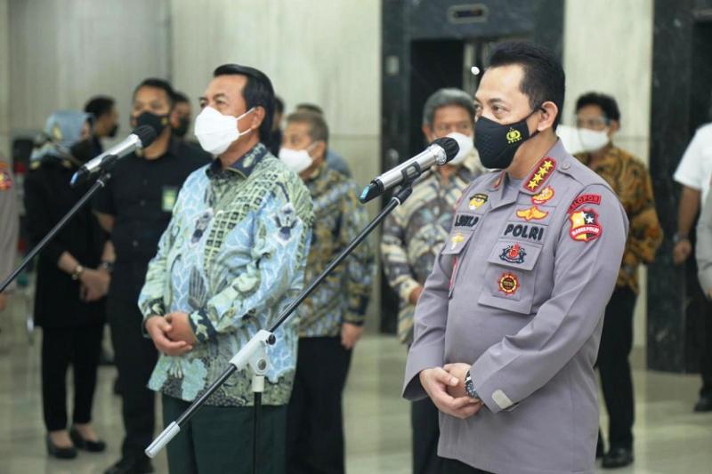 Kapolri Jenderal Listyo Sigit Prabowo saat bersilaturahmi dengan Ketua Mahkamah Agung Muhammad Syarifuddin. (Ist.)