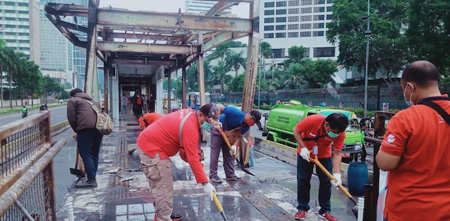 Lantai Halte Bus Transjakarta diperbaiki.