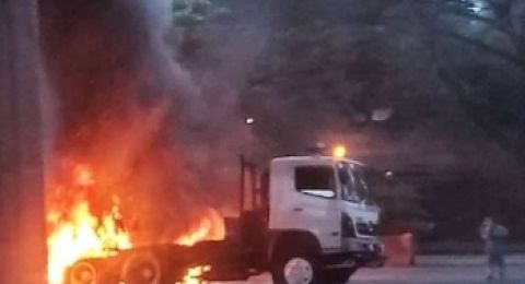 Truk terbakar di Jalan Tol Jakarta-Cikampek.(Instagram/@bekasi.terkini)