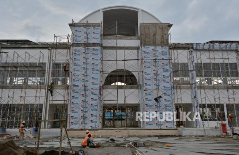 Pekerja memasang rangka bangunan saat menyelesaikan proyek pembangunan stasiun kereta api Garut, di Kabupaten Garut, Jawa Barat, Selasa (2/2/2021). (sumber:Antara/Republika)