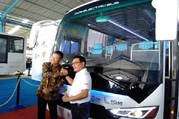 Moeldoko menyerahkan produksi perdana bus listrik Mobil Anak Bangsa (MAB) ke Paiton Energy di Demak, Jawa Tengah, 2 November 2019. Foto: Tempo.co