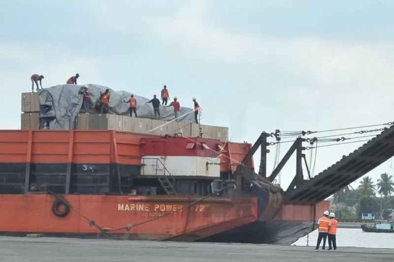 Sejumlah pekerja beraktivitas di Pelabuhan Boom Baru Palembang, Sumsel, Selasa (29/12/2020). (foto:antara.com)